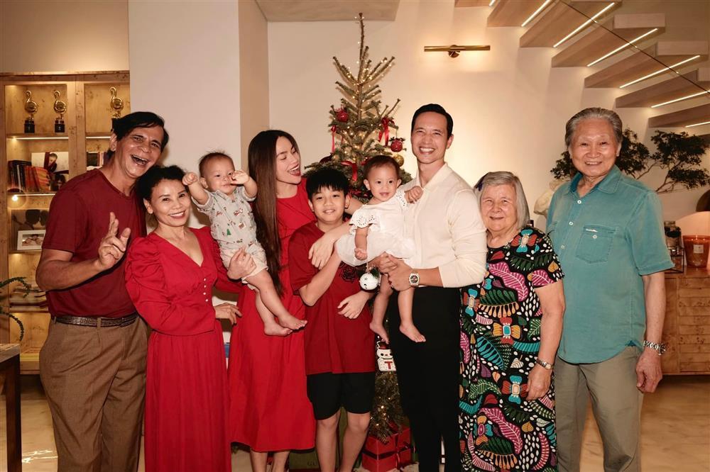 Tiệc Noel to đùng nhà Hồ Ngọc Hà: 2 ông thông gia chiếm spotlight-12