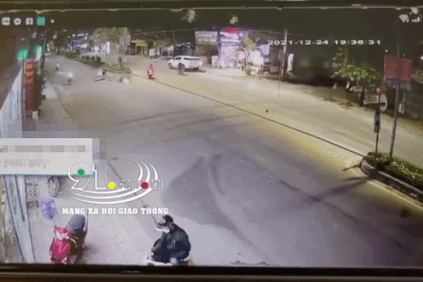 Rùng mình thanh niên phóng tốc độ 'bàn thờ', lao đầu vào dải phân cách