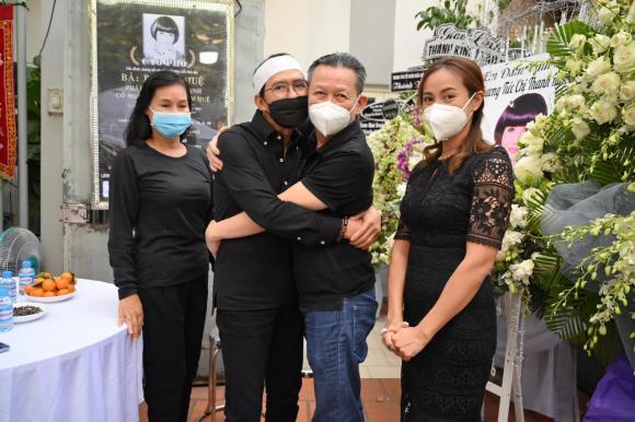 Ngày viếng NSƯT Thanh Kim Huệ thứ 2: Nghệ sĩ luân phiên đến dự-1