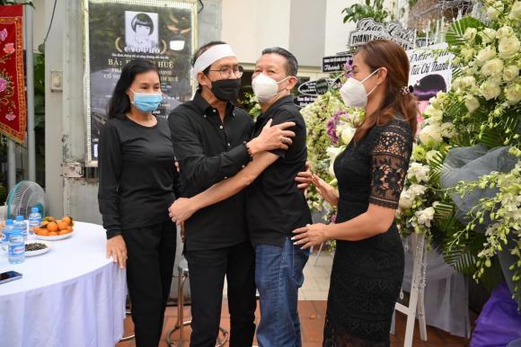 Ngày viếng NSƯT Thanh Kim Huệ thứ 2: Nghệ sĩ luân phiên đến dự-2