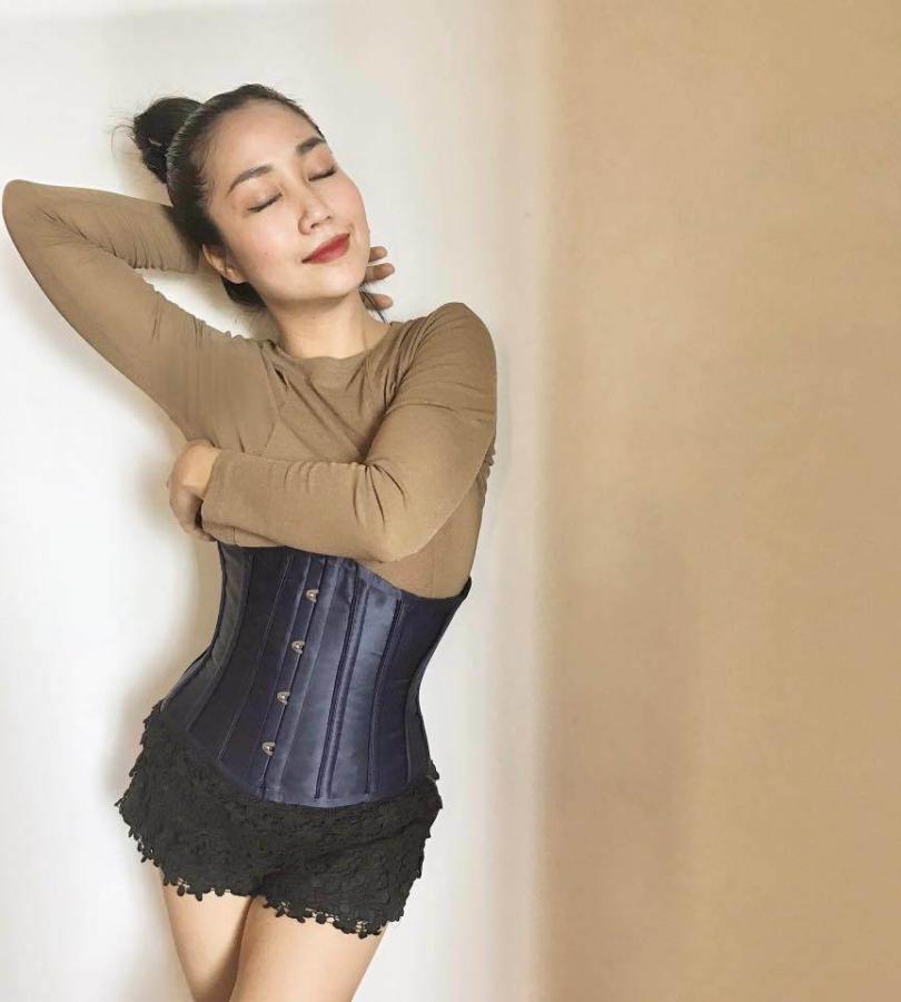 Ngoài các cô gái độc thân, corset nịt bụng cũng là 