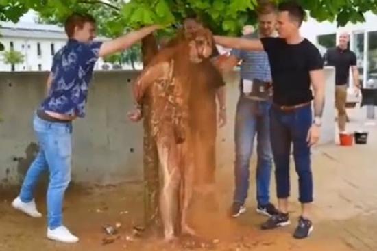 Đan Mạch: Bị ném bột quế, trói giữa đường nếu 25 tuổi vẫn... ế