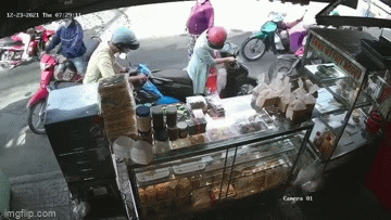 4 người dàn cảnh móc trộm, phối hợp như phim, không ai hay biết-1