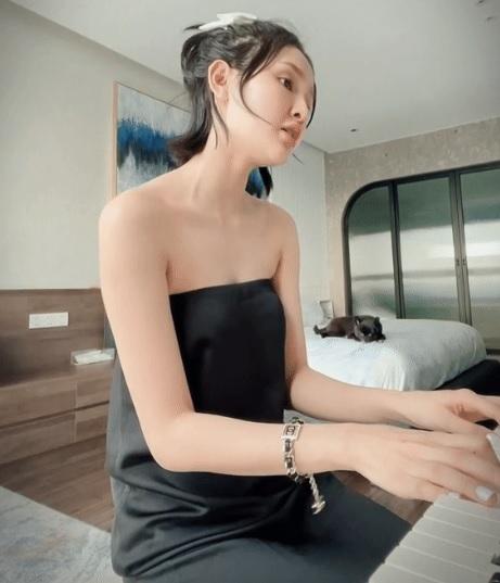 Hiền Hồ đánh đàn, khoe giọng cực ngọt: Nhan sắc khiến dân tình chú ý-1