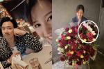 Trấn Thành kỷ niệm 5 năm cưới, hoa tặng vợ chiếm spotlight