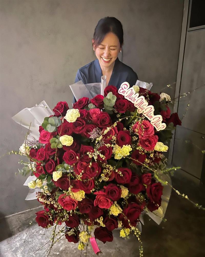 Trấn Thành kỷ niệm 5 năm cưới, hoa tặng vợ chiếm spotlight-1