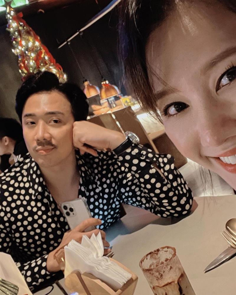 Trấn Thành kỷ niệm 5 năm cưới, hoa tặng vợ chiếm spotlight-3