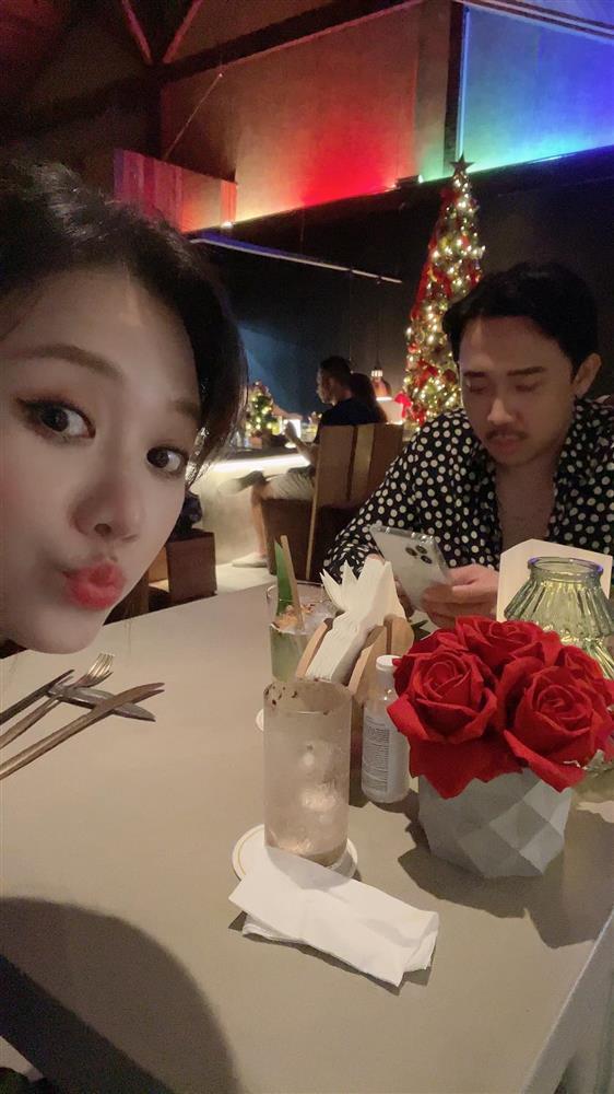 Trấn Thành kỷ niệm 5 năm cưới, hoa tặng vợ chiếm spotlight-2