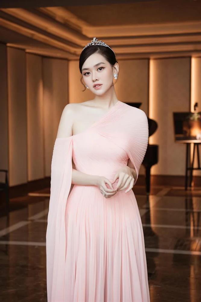 Mẹ 4 con Jennifer khoe sắc vóc khó tin - Quỳnh Nga như hình với bóng bên Việt Anh-10