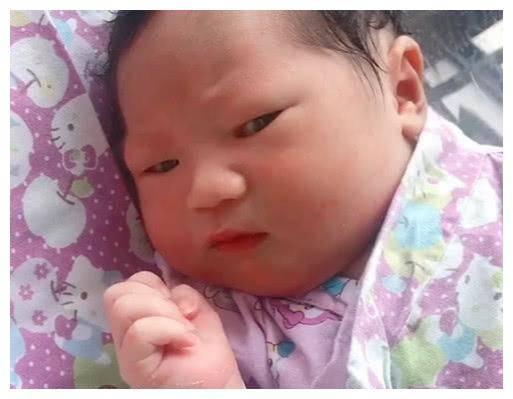 Các em bé có vẻ mặt hơi quạu, cứ như thế giới làm gì mắc lỗi-3