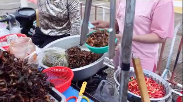 Cảnh báo hội hay ăn vặt lề đường: Những chảo dầu có thể gây ung thư-1