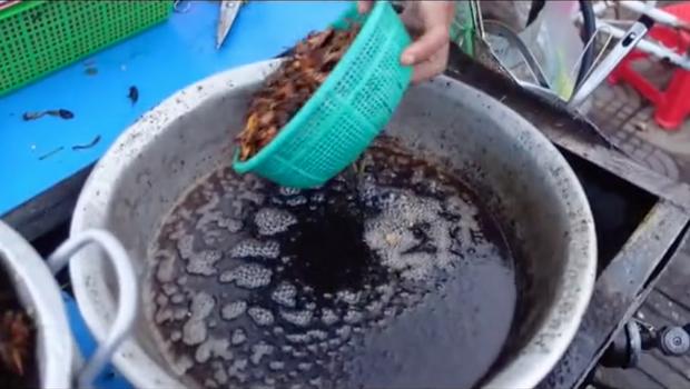 Cảnh báo hội hay ăn vặt lề đường: Những chảo dầu có thể gây ung thư-2