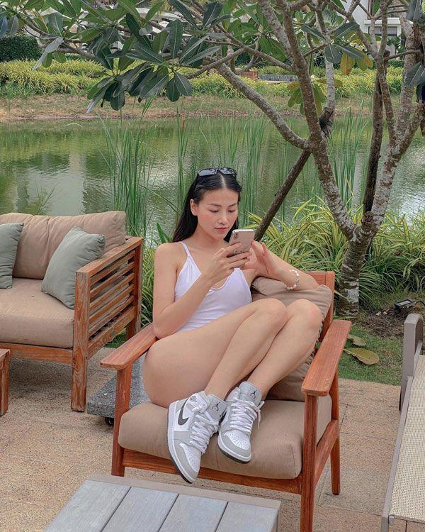 Đỏ mặt vì dáng ngồi không mặc quần của Hoa hậu Phương Khánh-3
