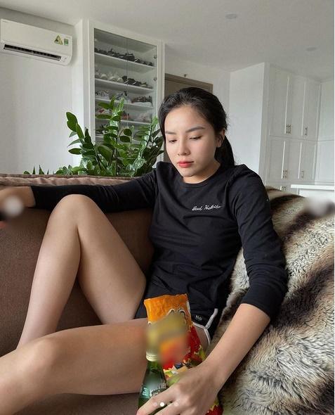 Đỏ mặt vì dáng ngồi không mặc quần của Hoa hậu Phương Khánh-10