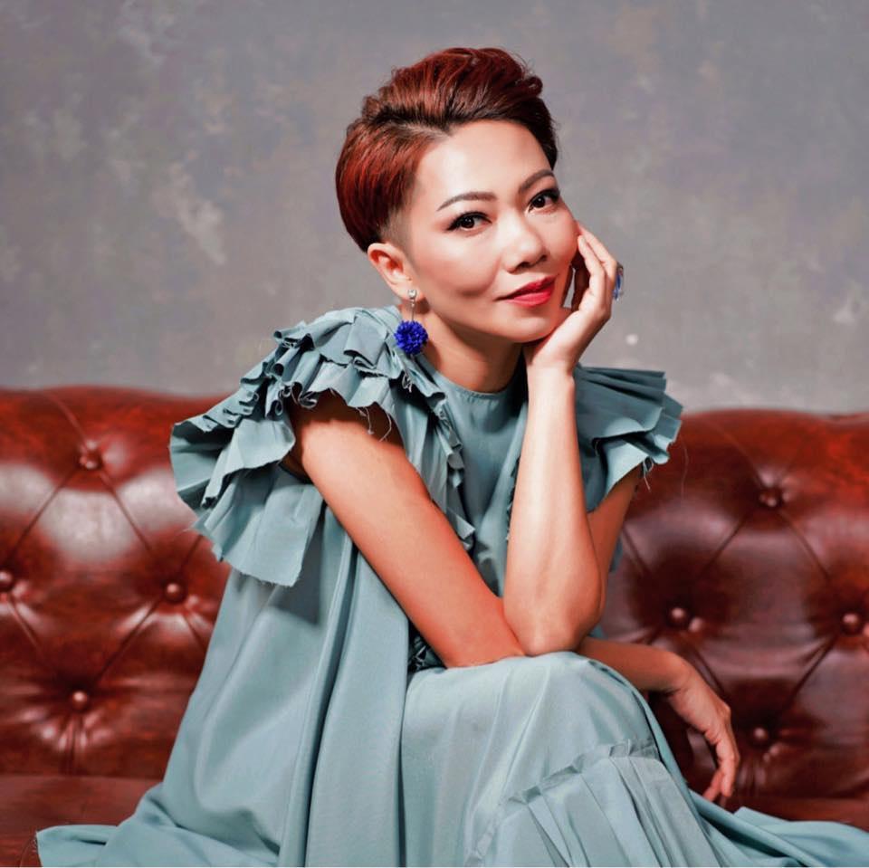 Diva Hà Trần y hệt Cô Đẩu, đi hát mà tưởng diễn Táo Quân