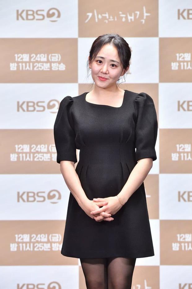 Sốc vẻ ngoài già nua của em gái quốc dân Hàn ở phim mới-6