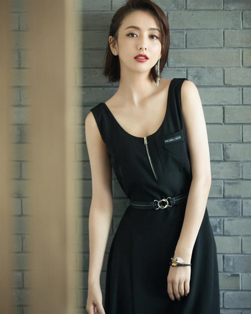 U40 Đồng Lệ Á lên đồ trẻ trung, quyến rũ nhìn là mê-1