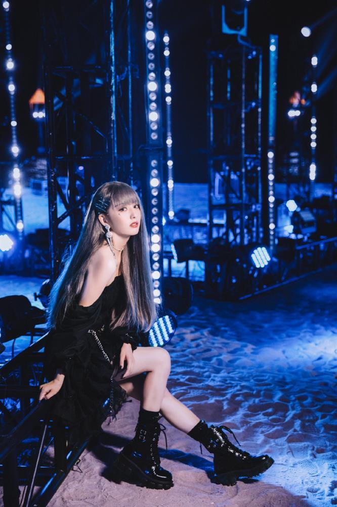 U40 Đồng Lệ Á lên đồ trẻ trung, quyến rũ nhìn là mê-10