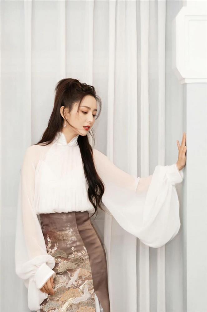 U40 Đồng Lệ Á lên đồ trẻ trung, quyến rũ nhìn là mê-6