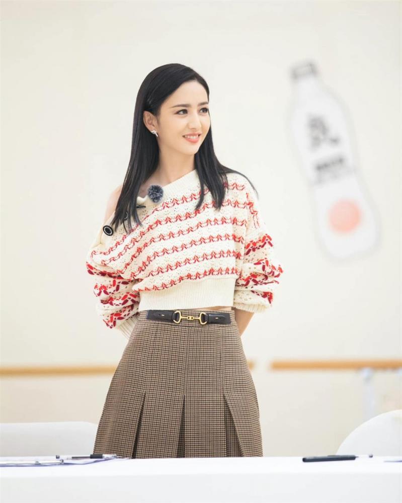 U40 Đồng Lệ Á lên đồ trẻ trung, quyến rũ nhìn là mê-7