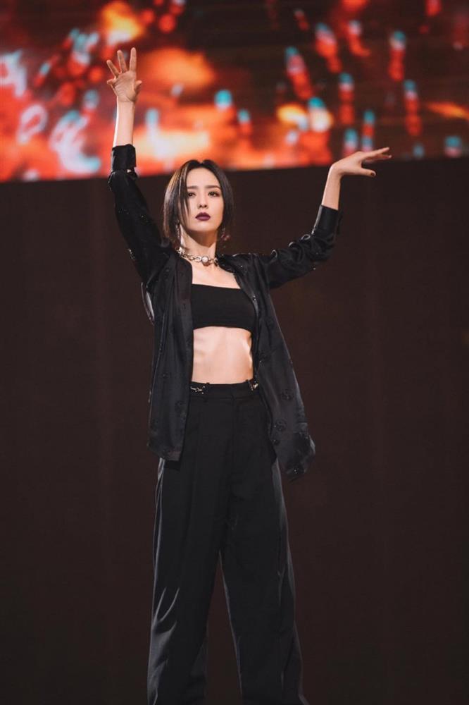 U40 Đồng Lệ Á lên đồ trẻ trung, quyến rũ nhìn là mê-2