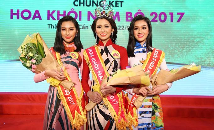 Năm 2017, khi 19 tuổi, Thùy Tiên (bìa trái) tham dự Hoa khôi Nam bộ và có nụ cười tỏa sáng với hàm răng đã được cắt lợi và tháo niềng. Cô để tóc ngang vai, theo đuổi phong cách trang điểm ngọt ngào và được đánh giá là ứng cử viên sáng giá của cuộc thi. Tuy nhiên, cô chỉ dừng ở vị trí á khôi 1.