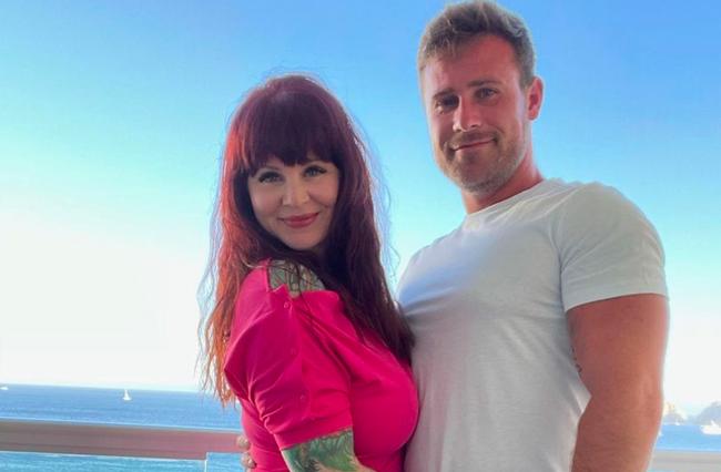 Mê đắm tình trẻ kém 15 tuổi, bà cô chi đậm mua quà cho nhân tình-2