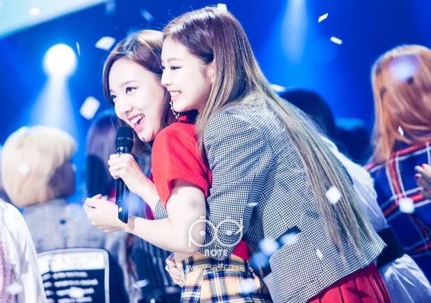 Nhìn Nayeon TWICE tưởng Jennie BLACKPINK: Trùng hợp hay bắt chước?-8