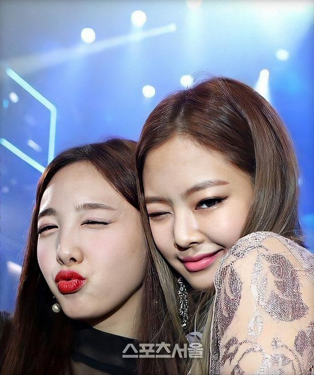 Nhìn Nayeon TWICE tưởng Jennie BLACKPINK: Trùng hợp hay bắt chước?-9