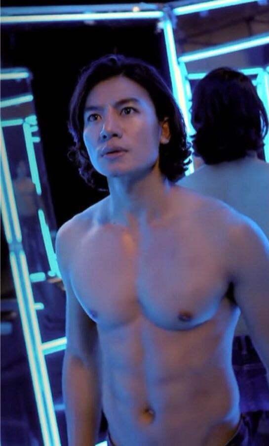 Hiếu Nguyễn từng phô diễn trần trụi trong MV người lớn 16+-7