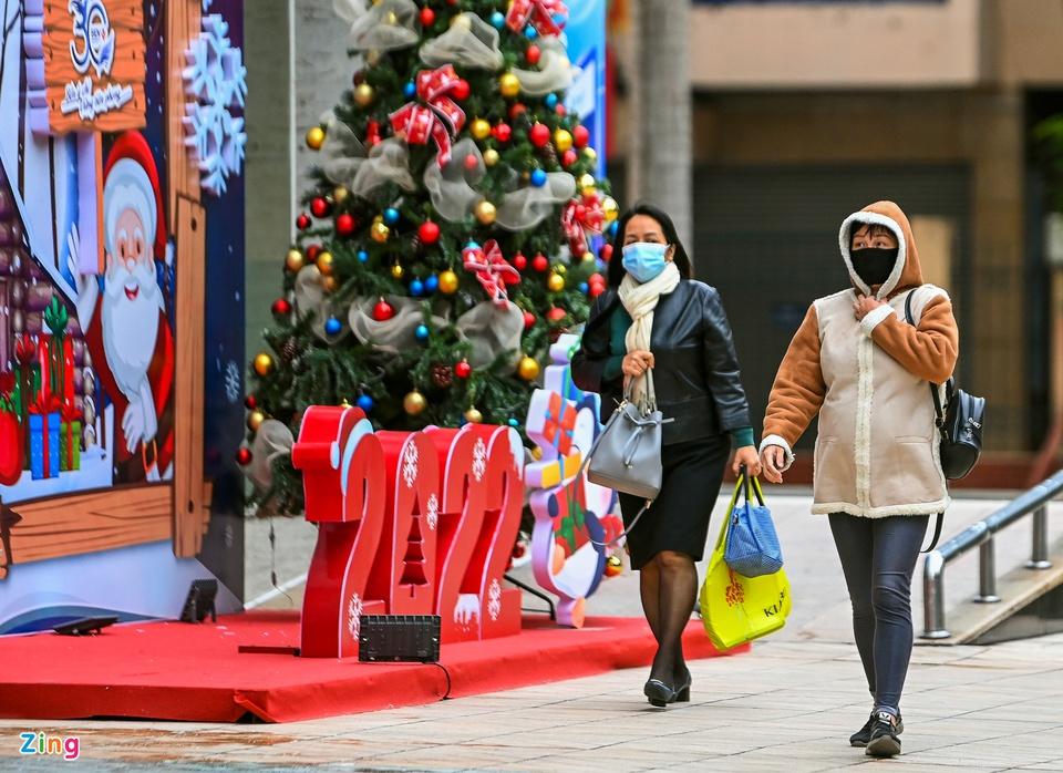 Đây là đợt rét đậm, rét hại đầu tiên của mùa đông năm nay. Nhiệt độ thấp nhất phổ biến 10-13 độ C, vùng núi có nơi 4-7 độ C. Vùng núi cao có nơi xuống 0 độ C, mưa tuyết và băng giá có thể xảy ra. Tại Hà Nội, ngày 27/12 là thời điểm rét nhất trong đợt này khi mức nhiệt ban đêm có thể xuống 11 độ C.