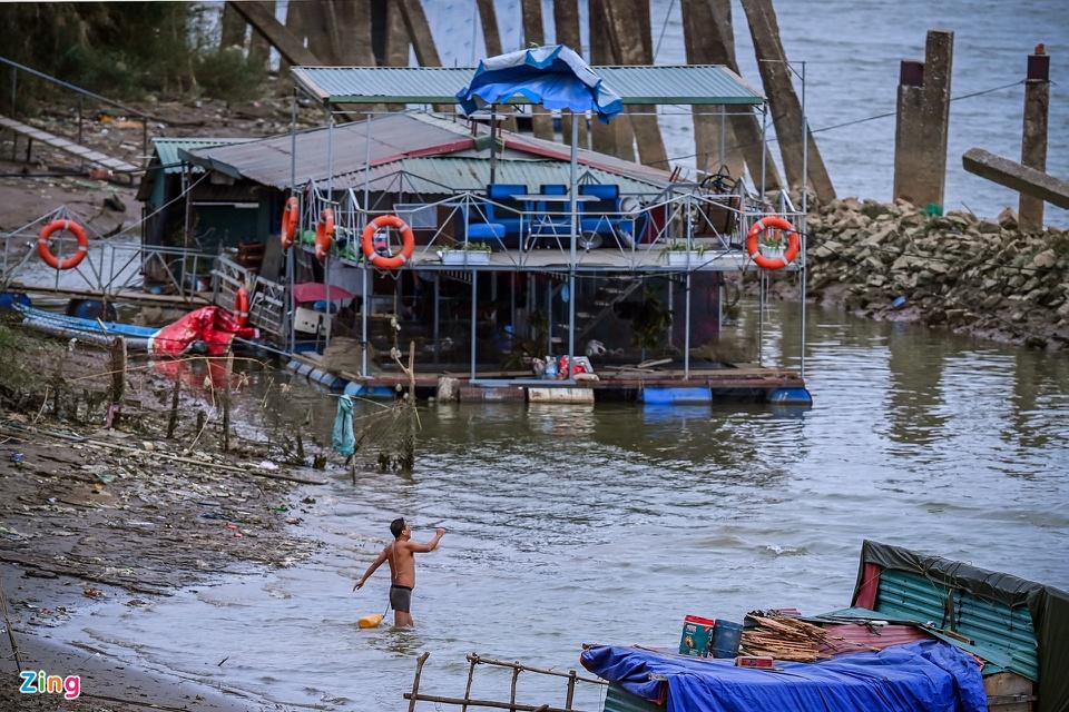 Bất chấp thời tiết lạnh nhất kể từ đầu năm, nhiều thành viên CLB bơi lội sông Hồng vẫn duy trì thói quen bơi lội hàng ngày.