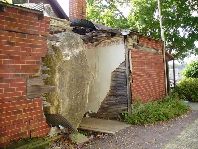 Ngôi nhà bị tảng đá 55 tấn rơi trúng trở thành điểm du lịch hút khách-1