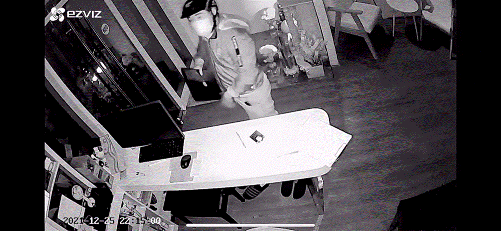 Nam Trung trưng mặt kẻ đột nhập đêm Noel thó mất laptop-3