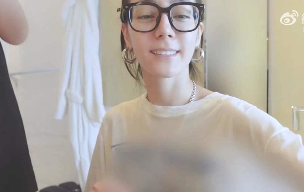 Gột sạch son phấn, Địch Lệ Nhiệt Ba có còn đẹp như tiên?-3