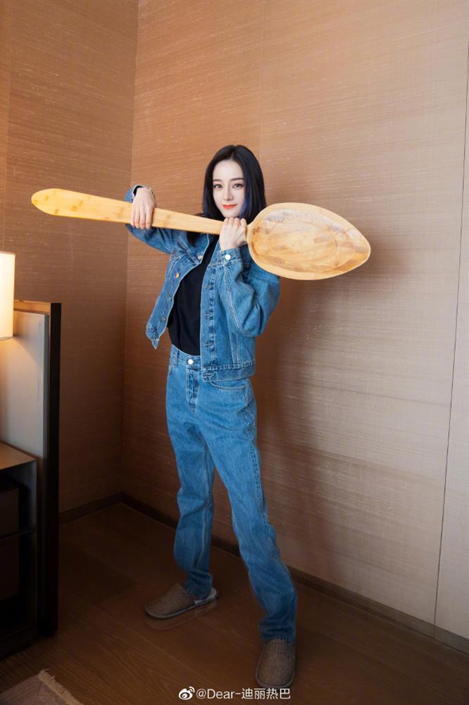 Gột sạch son phấn, Địch Lệ Nhiệt Ba có còn đẹp như tiên?-8