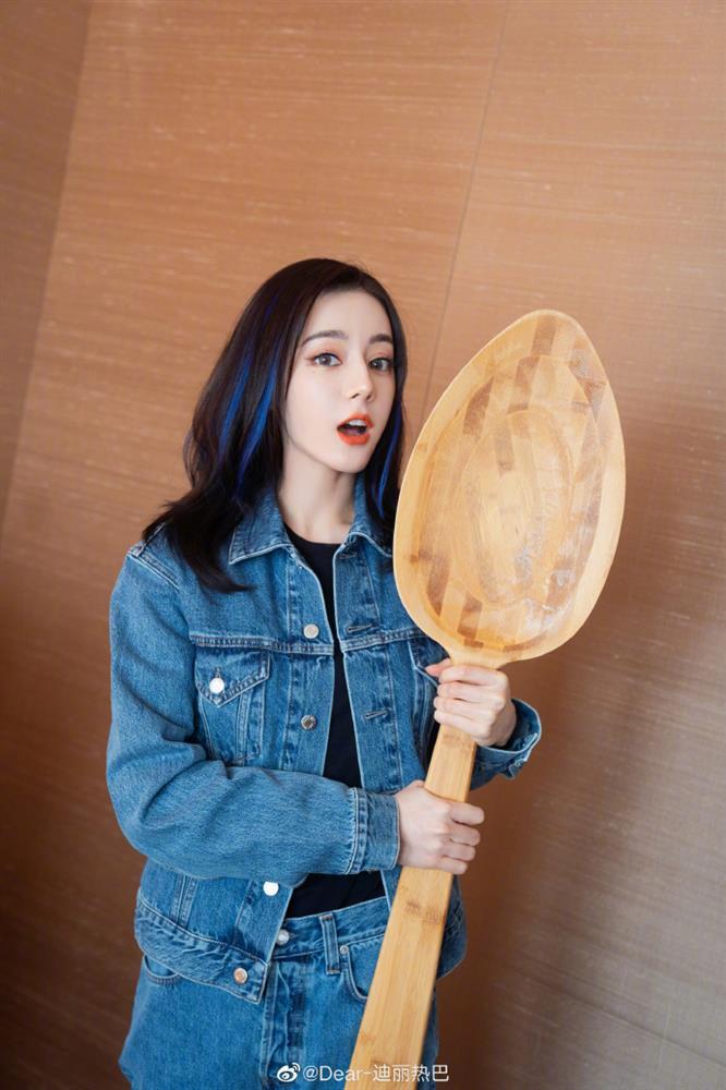 Gột sạch son phấn, Địch Lệ Nhiệt Ba có còn đẹp như tiên?-9