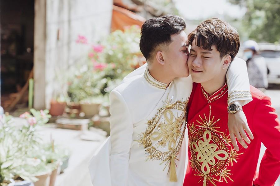Chuyện tình cặp LGBT nam: Yêu nhau từ cú tát lúc uống say-13