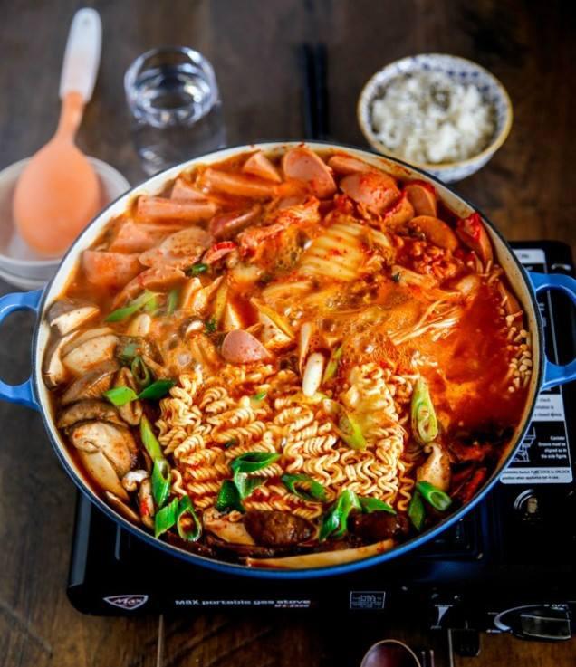 Trời lạnh buốt, làm ngay nồi mì cay chén cho ấm người chị em ơi!-1