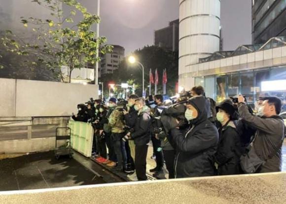 Thảm như Vương Lực Hoành: Từ sao nam hàng đầu giờ trốn chui lủi-2