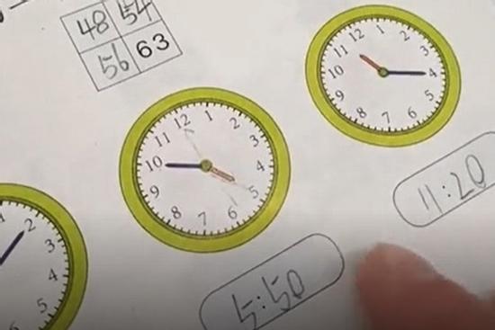 Dạy con học bài, người mẹ 'chết sững' trước câu nói của con trai