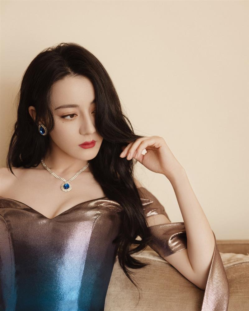 Địch Lệ Nhiệt Ba mặc đẹp nhất 2021, váy áo khoe vóc dáng nữ thần-11