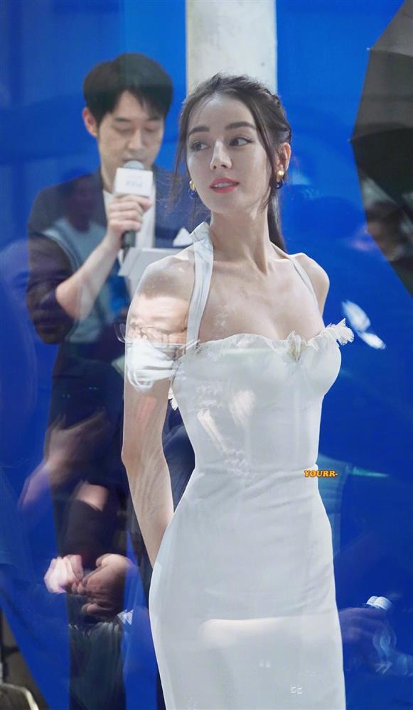 Địch Lệ Nhiệt Ba mặc đẹp nhất 2021, váy áo khoe vóc dáng nữ thần-12