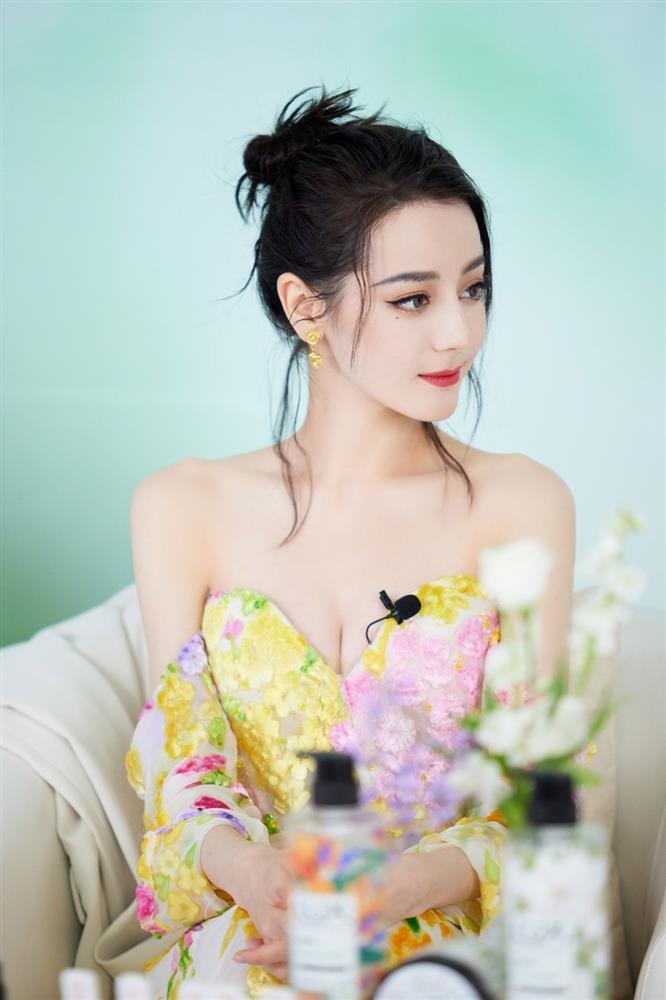 Địch Lệ Nhiệt Ba mặc đẹp nhất 2021, váy áo khoe vóc dáng nữ thần-6