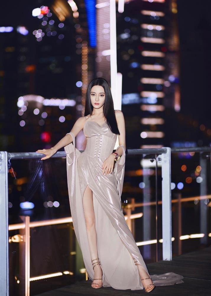 Địch Lệ Nhiệt Ba mặc đẹp nhất 2021, váy áo khoe vóc dáng nữ thần-7