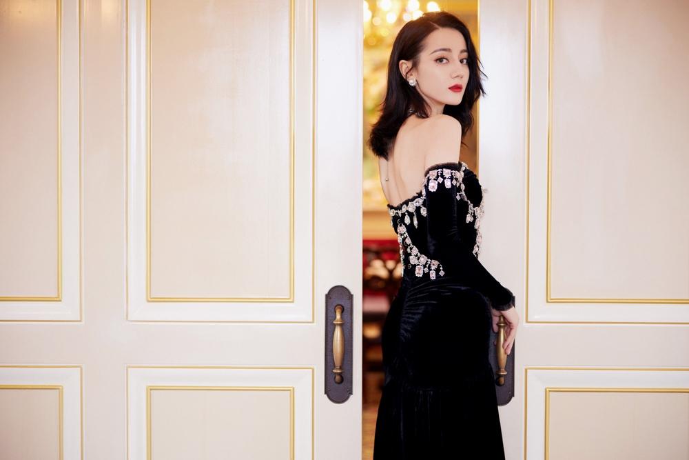 Địch Lệ Nhiệt Ba mặc đẹp nhất 2021, váy áo khoe vóc dáng nữ thần-9