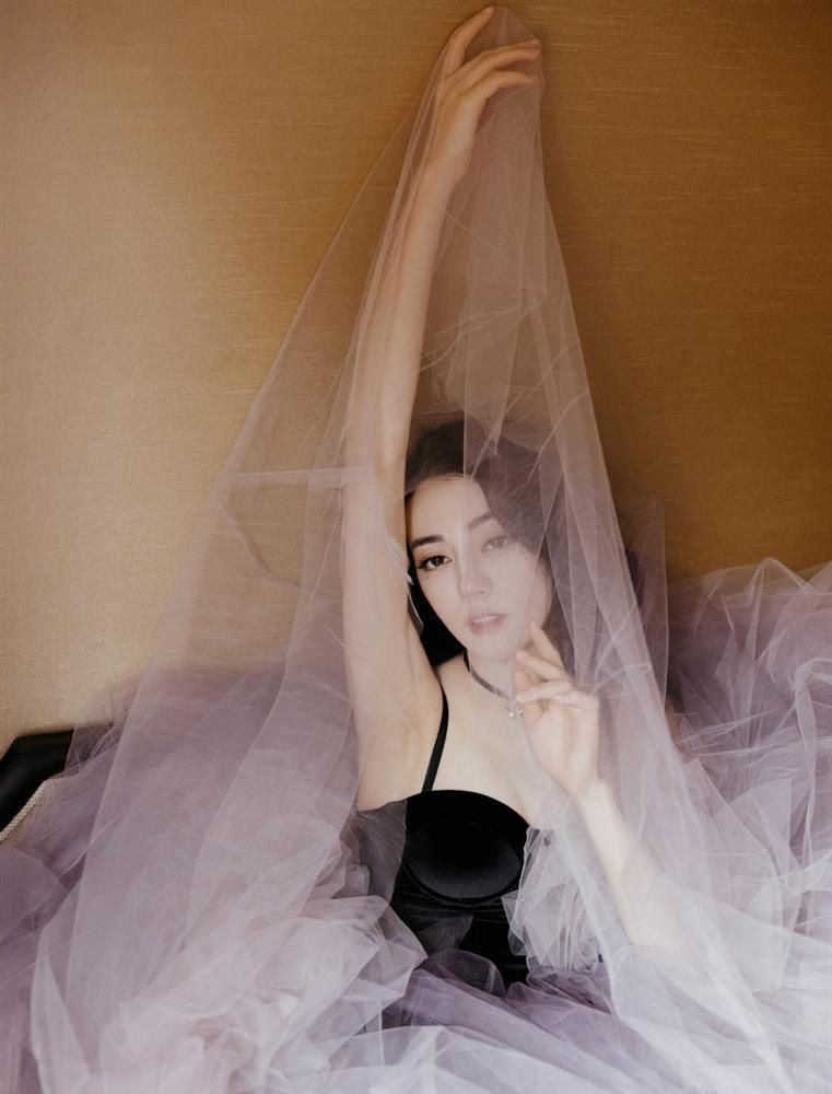 Địch Lệ Nhiệt Ba mặc đẹp nhất 2021, váy áo khoe vóc dáng nữ thần-10