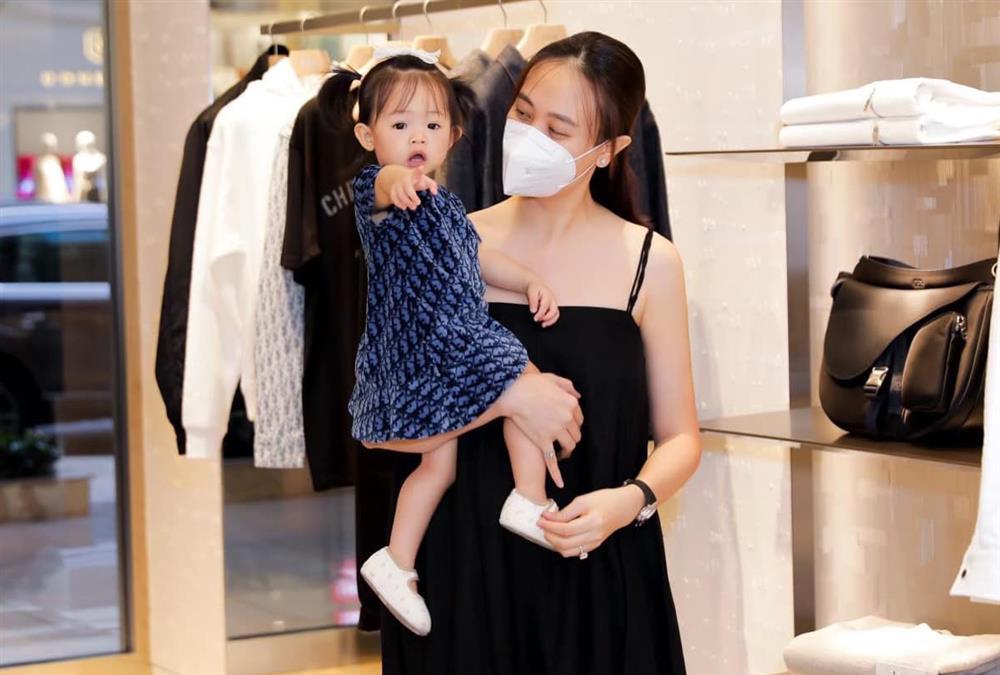 Cường Đô La đưa vợ và con gái gần 2 tuổi đi shopping như bà hoàng-3