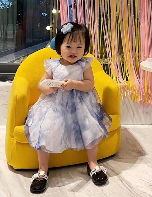 Cường Đô La đưa vợ và con gái gần 2 tuổi đi shopping như bà hoàng-9