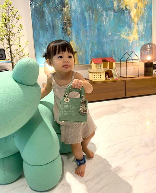 Cường Đô La đưa vợ và con gái gần 2 tuổi đi shopping như bà hoàng-8